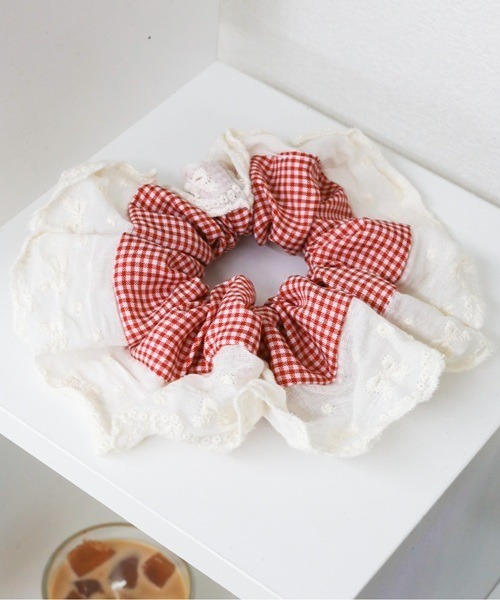 Vini（ヴィニ）の「ギンガムチェックフリルシュシュ（シュシュ・レディース・レッド/ブラック・FREE）」の2枚目の写真