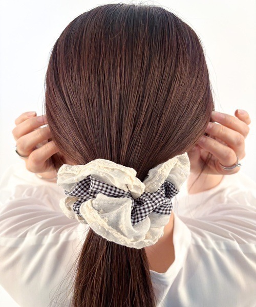 Vini（ヴィニ）の「ギンガムチェックフリルシュシュ（シュシュ・レディース・レッド/ブラック・FREE）」の6枚目の写真