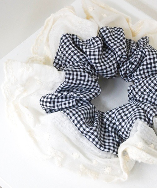 Vini（ヴィニ）の「ギンガムチェックフリルシュシュ（シュシュ・レディース・レッド/ブラック・FREE）」の3枚目の写真