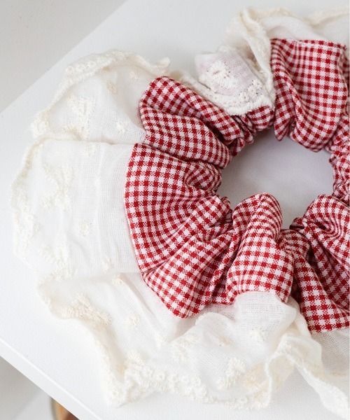 Vini（ヴィニ）の「ギンガムチェックフリルシュシュ（シュシュ・レディース・レッド/ブラック・FREE）」の4枚目の写真