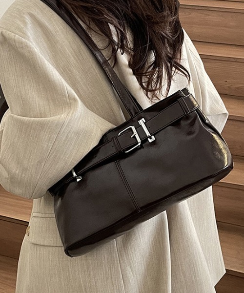 Silly(シリー)の「レザー風ベルトバッグ(ハンドバッグ・レディース・ブラック/ホワイト/ブラウン/レッド・FREE)」の3枚目の写真