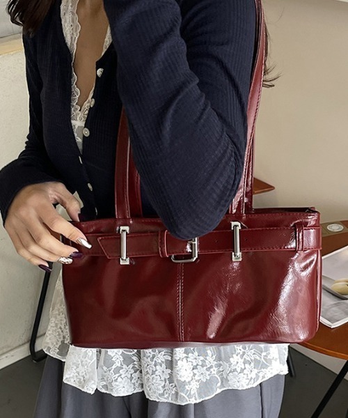 Silly(シリー)の「レザー風ベルトバッグ(ハンドバッグ・レディース・ブラック/ホワイト/ブラウン/レッド・FREE)」の4枚目の写真