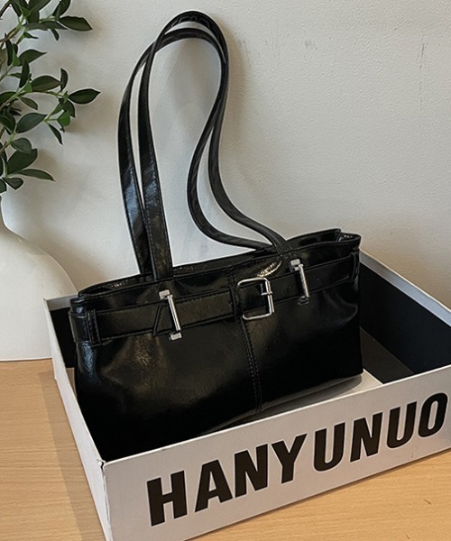 Silly(シリー)の「レザー風ベルトバッグ(ハンドバッグ・レディース・ブラック/ホワイト/ブラウン/レッド・FREE)」の13枚目の写真