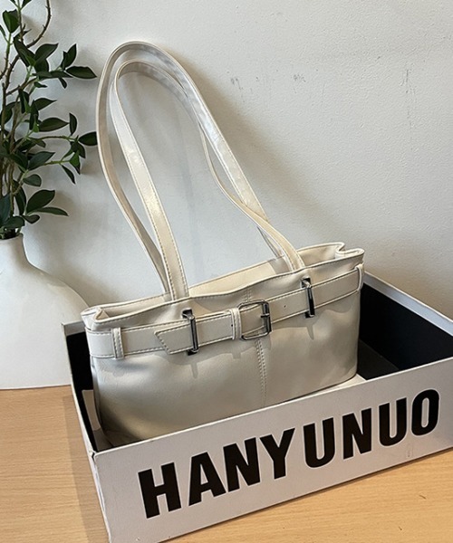 Silly(シリー)の「レザー風ベルトバッグ(ハンドバッグ・レディース・ブラック/ホワイト/ブラウン/レッド・FREE)」の5枚目の写真