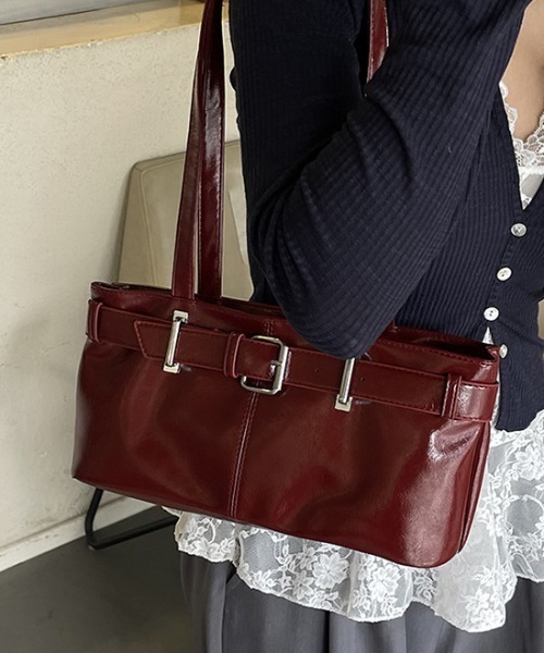 Silly(シリー)の「レザー風ベルトバッグ(ハンドバッグ・レディース・ブラック/ホワイト/ブラウン/レッド・FREE)」の6枚目の写真