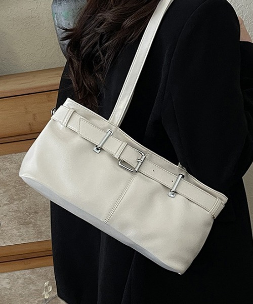 Silly(シリー)の「レザー風ベルトバッグ(ハンドバッグ・レディース・ブラック/ホワイト/ブラウン/レッド・FREE)」の9枚目の写真