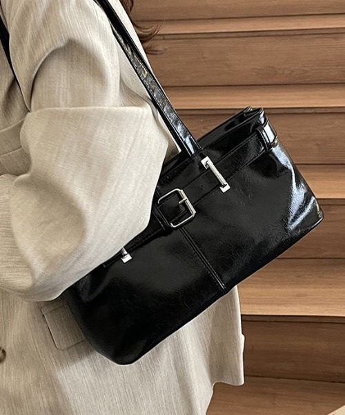 Silly(シリー)の「レザー風ベルトバッグ(ハンドバッグ・レディース・ブラック/ホワイト/ブラウン/レッド・FREE)」の8枚目の写真