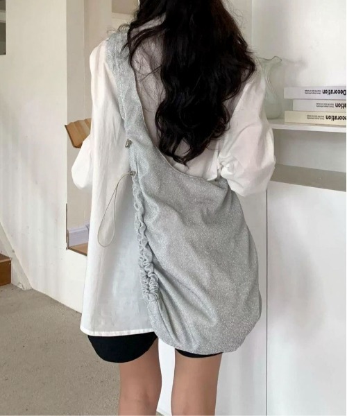 SHEPP(シープ)の「A4サイズ対応/ グリッターギャザーショルダートートバッグ(ショルダーバッグ・レディース・グレー/シルバー/ブラック・F)」の8枚目の写真