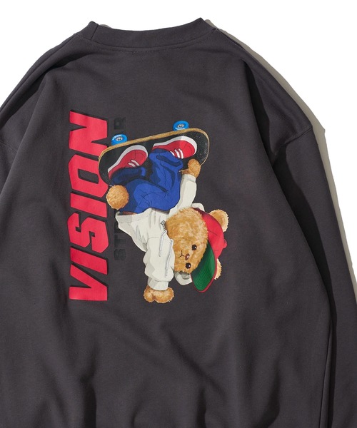 VISION STREET WEAR（ヴィジョンストリートウェア）の「【VISION STREET WEAR】オリジナルグラフィック スケーターベアー クルーネックスウェットプルオーバー（スウェット・レディース・チャコールグレー/ワインレッド/ライトグレー・LARGE/MEDIUM/X-LARGE）」の2枚目の写真