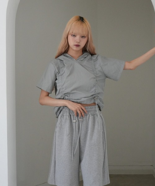 Uenui（ウニュイ）の「pleated sweat bermuda shorts（その他パンツ・レディース・グレー/ブラック・FREE）」の3枚目の写真