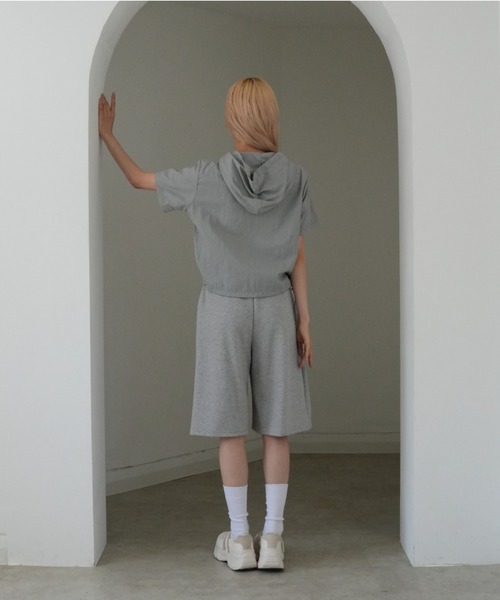 Uenui（ウニュイ）の「pleated sweat bermuda shorts（その他パンツ・レディース・グレー/ブラック・FREE）」の4枚目の写真