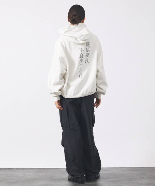 REMI RELIEF（レミレリーフ）の「【REMI RELIEF / レミ レリーフ】ダブルSP加工裏毛パーカー(AKIRAMETE)/ユニセックス（パーカー・メンズ・ブラック/オフホワイト・M/L）」の4枚目の写真