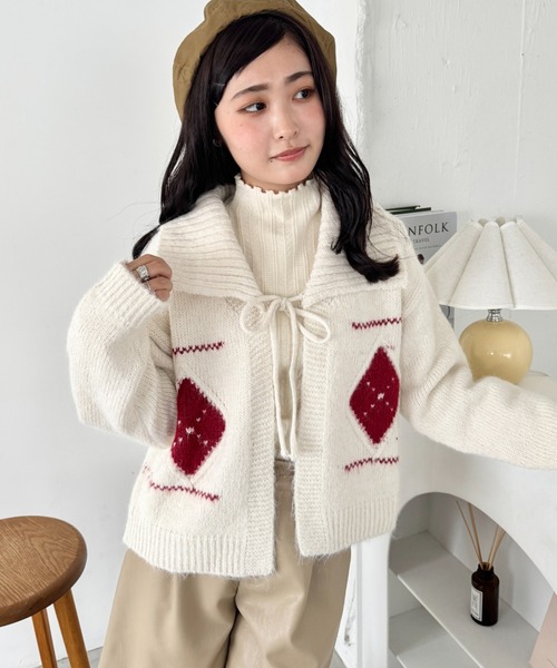 SOLLON.(ソルロン)の「アーガイルリボンニットカーディガン(カーディガン/ボレロ・レディース・カーキ/アイボリー/レッド/グレー・FREE)」の7枚目の写真