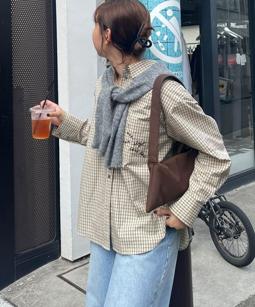 fredy emue（フレディエミュ）の「チェック刺繍シャツ（シャツ/ブラウス・レディース・ブラック系その他/ベージュ系その他・38）」の2枚目の写真