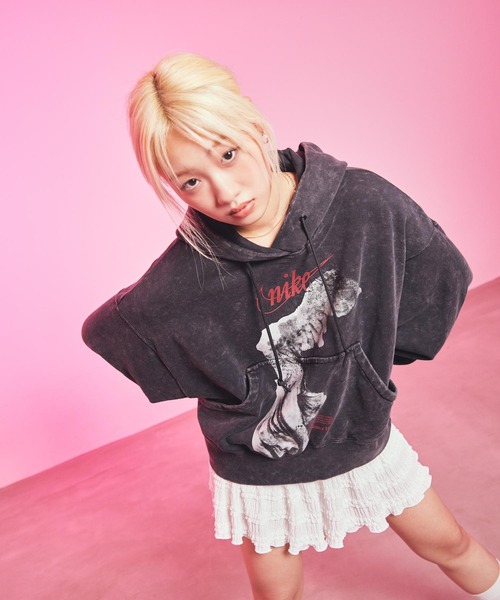 NIKE（ナイキ）の「ナイキ スポーツウェア ウィメンズ オーバーサイズ プルオーバー フリース フーディ / Nike Sportswear Women's Oversized Pullover Fleece Hoodie IO0489-010 Black（パーカー・レディース・ブラック・XS/XL/L/M/S）」の9枚目の写真