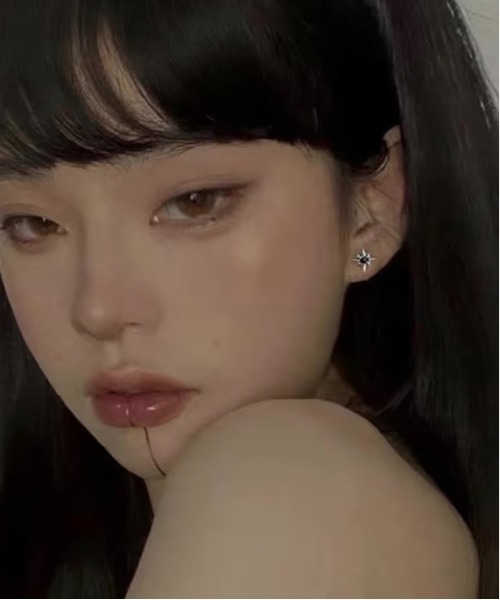 VIBGYOR(ヴィブジョー)の「メンズ レディース クロス ダイヤ ピアス(BDS)(ピアス(両耳用)・メンズ・ブラック/ホワイト・FREE)」の5枚目の写真