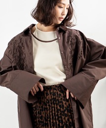 MILLION CARATS | 【旬のコード刺繍×ビッグカフス】体型カバーも細見えも叶う!大人カジュアルに羽織りも楽しめる万能シャツルーズシルエットで腰回りをしっかり隠しつつ、二重衿や立体的な刺繍がデザインの主役に。(シャツ/ブラウス)