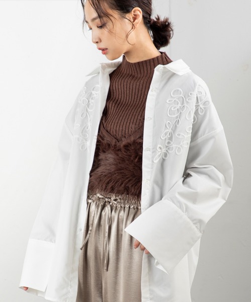 MILLION CARATS（ミリオンカラッツ）の「【旬のコード刺繍×ビッグカフス】体型カバーも細見えも叶う！大人カジュアルに羽織りも楽しめる万能シャツルーズシルエットで腰回りをしっかり隠しつつ、二重衿や立体的な刺繍がデザインの主役に。（シャツ/ブラウス・レディース・ブラウン/オフホワイト/ブラック・FREE）」の2枚目の写真