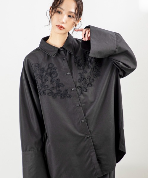 MILLION CARATS（ミリオンカラッツ）の「【旬のコード刺繍×ビッグカフス】体型カバーも細見えも叶う！大人カジュアルに羽織りも楽しめる万能シャツルーズシルエットで腰回りをしっかり隠しつつ、二重衿や立体的な刺繍がデザインの主役に。（シャツ/ブラウス・レディース・ブラウン/オフホワイト/ブラック・FREE）」の3枚目の写真