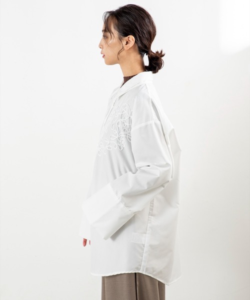 MILLION CARATS（ミリオンカラッツ）の「【旬のコード刺繍×ビッグカフス】体型カバーも細見えも叶う！大人カジュアルに羽織りも楽しめる万能シャツルーズシルエットで腰回りをしっかり隠しつつ、二重衿や立体的な刺繍がデザインの主役に。（シャツ/ブラウス・レディース・ブラウン/オフホワイト/ブラック・FREE）」の6枚目の写真