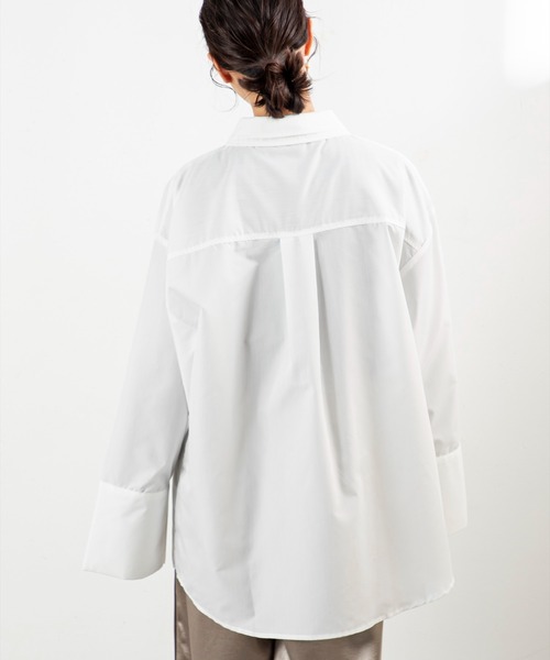 MILLION CARATS（ミリオンカラッツ）の「【旬のコード刺繍×ビッグカフス】体型カバーも細見えも叶う！大人カジュアルに羽織りも楽しめる万能シャツルーズシルエットで腰回りをしっかり隠しつつ、二重衿や立体的な刺繍がデザインの主役に。（シャツ/ブラウス・レディース・ブラウン/オフホワイト/ブラック・FREE）」の7枚目の写真