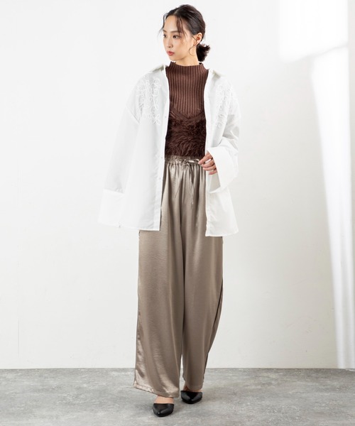 MILLION CARATS（ミリオンカラッツ）の「【旬のコード刺繍×ビッグカフス】体型カバーも細見えも叶う！大人カジュアルに羽織りも楽しめる万能シャツルーズシルエットで腰回りをしっかり隠しつつ、二重衿や立体的な刺繍がデザインの主役に。（シャツ/ブラウス・レディース・ブラウン/オフホワイト/ブラック・FREE）」の8枚目の写真