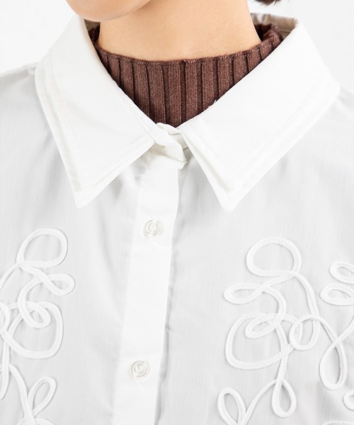 MILLION CARATS（ミリオンカラッツ）の「【旬のコード刺繍×ビッグカフス】体型カバーも細見えも叶う！大人カジュアルに羽織りも楽しめる万能シャツルーズシルエットで腰回りをしっかり隠しつつ、二重衿や立体的な刺繍がデザインの主役に。（シャツ/ブラウス・レディース・ブラウン/オフホワイト/ブラック・FREE）」の9枚目の写真