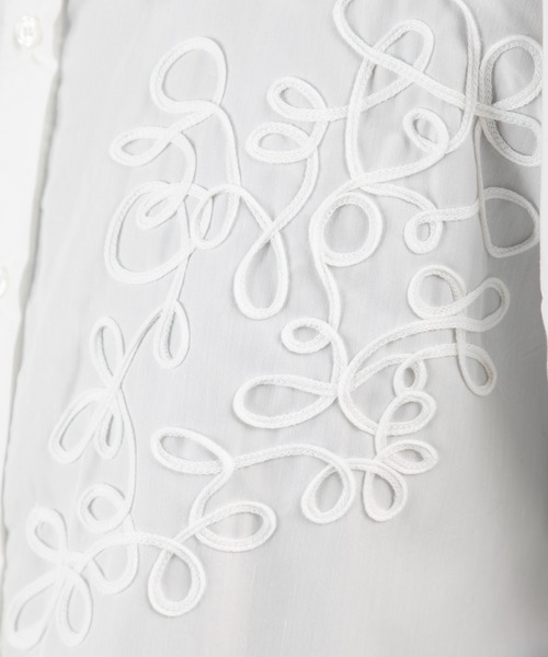 MILLION CARATS（ミリオンカラッツ）の「【旬のコード刺繍×ビッグカフス】体型カバーも細見えも叶う！大人カジュアルに羽織りも楽しめる万能シャツルーズシルエットで腰回りをしっかり隠しつつ、二重衿や立体的な刺繍がデザインの主役に。（シャツ/ブラウス・レディース・ブラウン/オフホワイト/ブラック・FREE）」の11枚目の写真