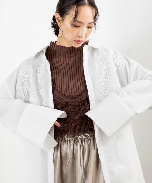 MILLION CARATS（ミリオンカラッツ）の「【旬のコード刺繍×ビッグカフス】体型カバーも細見えも叶う！大人カジュアルに羽織りも楽しめる万能シャツルーズシルエットで腰回りをしっかり隠しつつ、二重衿や立体的な刺繍がデザインの主役に。（シャツ/ブラウス・レディース・ブラウン/オフホワイト/ブラック・FREE）」の15枚目の写真