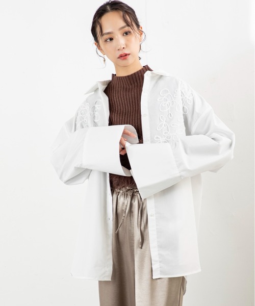 MILLION CARATS（ミリオンカラッツ）の「【旬のコード刺繍×ビッグカフス】体型カバーも細見えも叶う！大人カジュアルに羽織りも楽しめる万能シャツルーズシルエットで腰回りをしっかり隠しつつ、二重衿や立体的な刺繍がデザインの主役に。（シャツ/ブラウス・レディース・ブラウン/オフホワイト/ブラック・FREE）」の16枚目の写真
