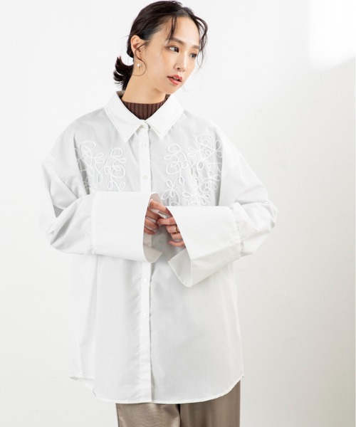 MILLION CARATS（ミリオンカラッツ）の「【旬のコード刺繍×ビッグカフス】体型カバーも細見えも叶う！大人カジュアルに羽織りも楽しめる万能シャツルーズシルエットで腰回りをしっかり隠しつつ、二重衿や立体的な刺繍がデザインの主役に。（シャツ/ブラウス・レディース・ブラウン/オフホワイト/ブラック・FREE）」の17枚目の写真