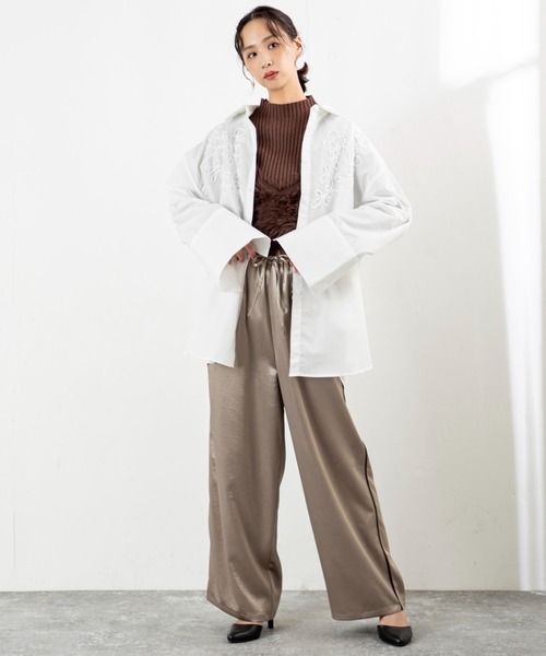 MILLION CARATS（ミリオンカラッツ）の「【旬のコード刺繍×ビッグカフス】体型カバーも細見えも叶う！大人カジュアルに羽織りも楽しめる万能シャツルーズシルエットで腰回りをしっかり隠しつつ、二重衿や立体的な刺繍がデザインの主役に。（シャツ/ブラウス・レディース・ブラウン/オフホワイト/ブラック・FREE）」の19枚目の写真