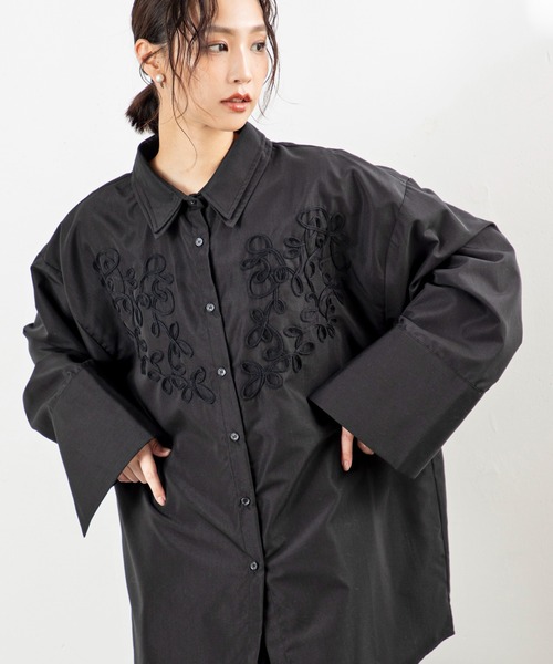 MILLION CARATS（ミリオンカラッツ）の「【旬のコード刺繍×ビッグカフス】体型カバーも細見えも叶う！大人カジュアルに羽織りも楽しめる万能シャツルーズシルエットで腰回りをしっかり隠しつつ、二重衿や立体的な刺繍がデザインの主役に。（シャツ/ブラウス・レディース・ブラウン/オフホワイト/ブラック・FREE）」の20枚目の写真