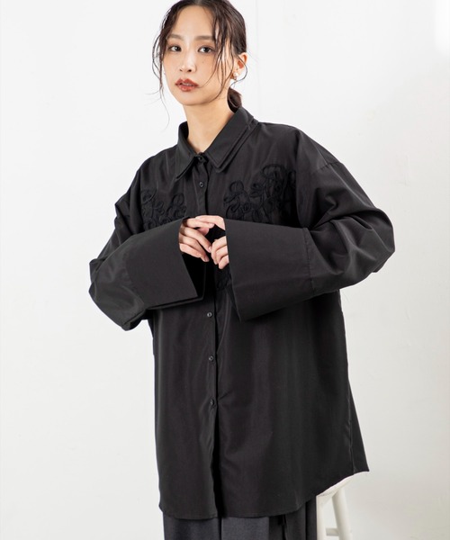 MILLION CARATS（ミリオンカラッツ）の「【旬のコード刺繍×ビッグカフス】体型カバーも細見えも叶う！大人カジュアルに羽織りも楽しめる万能シャツルーズシルエットで腰回りをしっかり隠しつつ、二重衿や立体的な刺繍がデザインの主役に。（シャツ/ブラウス・レディース・ブラウン/オフホワイト/ブラック・FREE）」の21枚目の写真