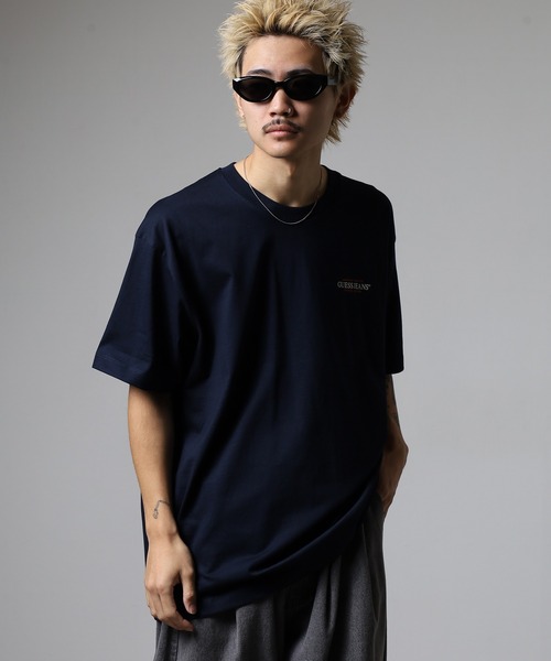 GUESS JEANS(ゲスジーンズ)の「GUESS JEANS GJ SS CN OS AMERICAN TRAD TEE ゲス オーバーサイズ・アメリカン・トラディション・Tシャツ(Tシャツ/カットソー・メンズ・ネイビー/オフホワイト/グレー・XL/L/M)」の4枚目の写真