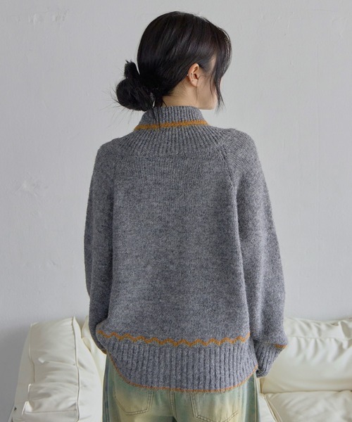 UNE MANSION(ユヌマンション)の「ユニークハーフハイネックバイカラーオーバーサイズニット(ニット/セーター・レディース・チャコールグレー/ベージュ・FREE)」の4枚目の写真
