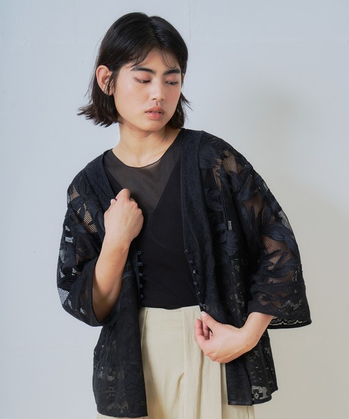 WHYTO.(ホワイト)の「「WHYTO. / ホワイト」レースコンビカーディガン(シャツ/ブラウス・レディース・ブラック/オフホワイト・38/36)」の2枚目の写真