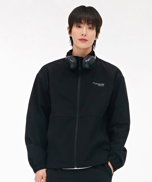 CHASECULT(チェイスカルト)の「男性ストレッチハイネックジップアップ-ブラック(その他アウター・メンズ・ブラック・100/110/95/105)」の1枚目の写真