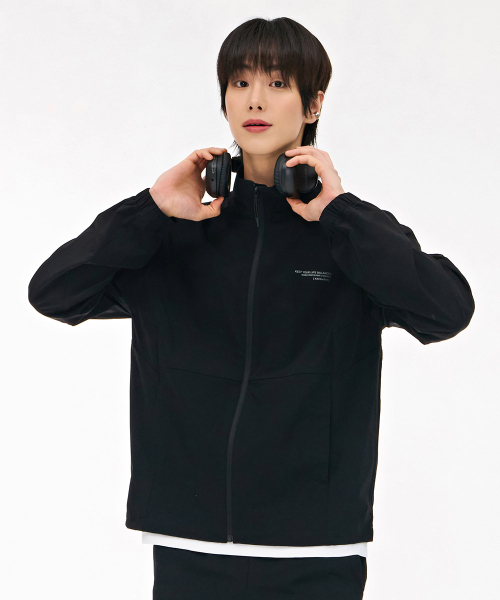 CHASECULT(チェイスカルト)の「男性ストレッチハイネックジップアップ-ブラック(その他アウター・メンズ・ブラック・100/110/95/105)」の2枚目の写真