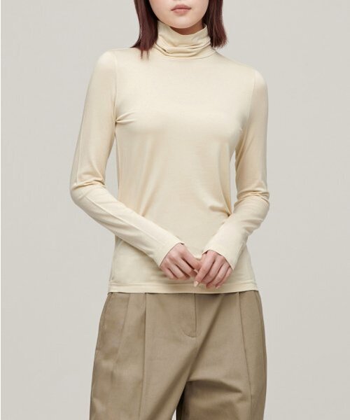 MUSINSA STANDARD WOMAN（ムシンサスタンダードウーマン）の「ウィメンズテンセルスリムタートルネックTシャツ[バタークリーム]（Tシャツ/カットソー・レディース・その他・SMALL/MEDIUM/LARGE/X-LARGE/X-SMALL）」の5枚目の写真