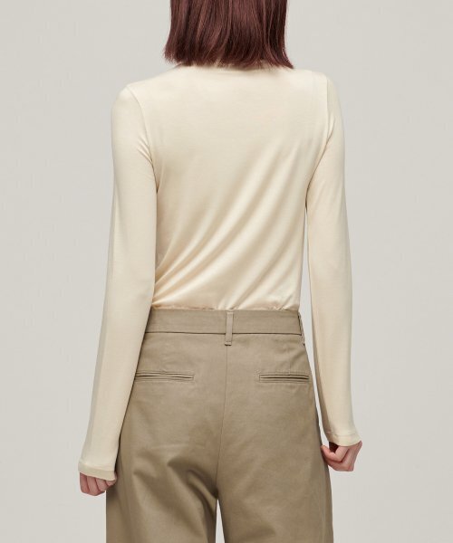 MUSINSA STANDARD WOMAN（ムシンサスタンダードウーマン）の「ウィメンズテンセルスリムタートルネックTシャツ[バタークリーム]（Tシャツ/カットソー・レディース・その他・SMALL/MEDIUM/LARGE/X-LARGE/X-SMALL）」の6枚目の写真