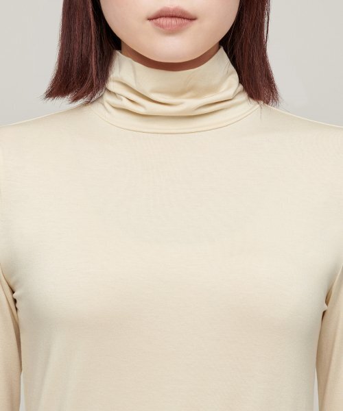 MUSINSA STANDARD WOMAN（ムシンサスタンダードウーマン）の「ウィメンズテンセルスリムタートルネックTシャツ[バタークリーム]（Tシャツ/カットソー・レディース・その他・SMALL/MEDIUM/LARGE/X-LARGE/X-SMALL）」の7枚目の写真