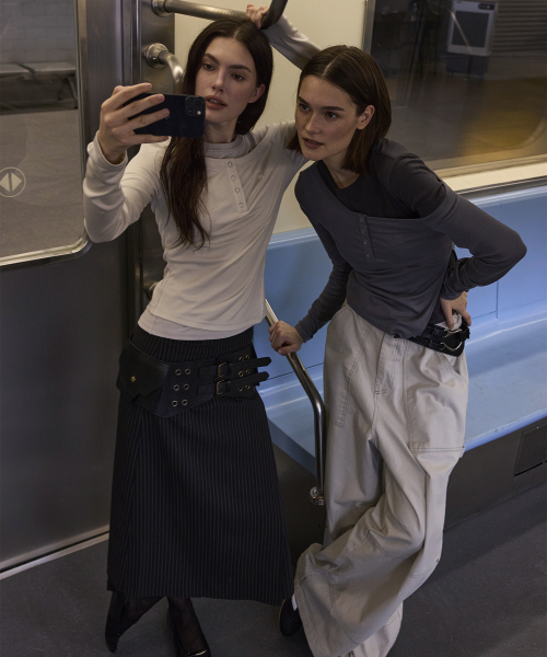 PLACE STUDIO（プレイススタジオ）の「フレンチカラー ポップ オフショルダー レイヤード スナップボタン Tシャツ _ 2COLOR（Tシャツ/カットソー・レディース・チャコール/アイボリー・FREE）」の3枚目の写真