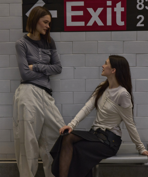 PLACE STUDIO（プレイススタジオ）の「フレンチカラー ポップ オフショルダー レイヤード スナップボタン Tシャツ _ 2COLOR（Tシャツ/カットソー・レディース・チャコール/アイボリー・FREE）」の4枚目の写真