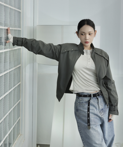 PLACE STUDIO（プレイススタジオ）の「フレンチカラー ポップ オフショルダー レイヤード スナップボタン Tシャツ _ 2COLOR（Tシャツ/カットソー・レディース・チャコール/アイボリー・FREE）」の8枚目の写真