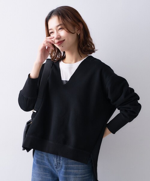 UNTITLED(アンタイトル)の「【Liyoca】ソフト裏毛Vネックプルオーバー(Tシャツ/カットソー・レディース・ブラック/ベージュ・02)」の2枚目の写真