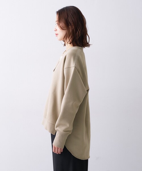 UNTITLED(アンタイトル)の「【Liyoca】ソフト裏毛Vネックプルオーバー(Tシャツ/カットソー・レディース・ブラック/ベージュ・02)」の13枚目の写真