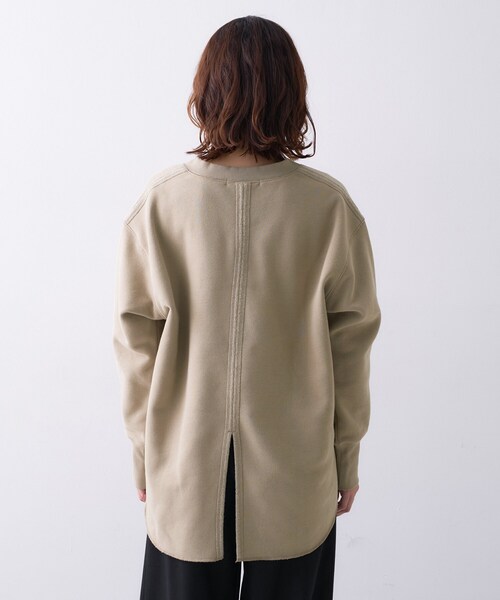 UNTITLED(アンタイトル)の「【Liyoca】ソフト裏毛Vネックプルオーバー(Tシャツ/カットソー・レディース・ブラック/ベージュ・02)」の14枚目の写真
