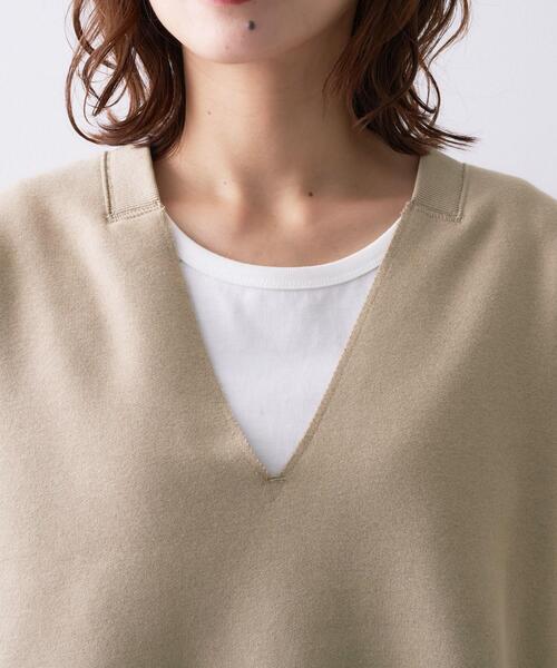 UNTITLED(アンタイトル)の「【Liyoca】ソフト裏毛Vネックプルオーバー(Tシャツ/カットソー・レディース・ブラック/ベージュ・02)」の15枚目の写真