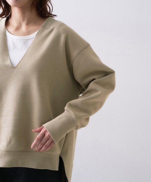 UNTITLED(アンタイトル)の「【Liyoca】ソフト裏毛Vネックプルオーバー(Tシャツ/カットソー・レディース・ブラック/ベージュ・02)」の16枚目の写真